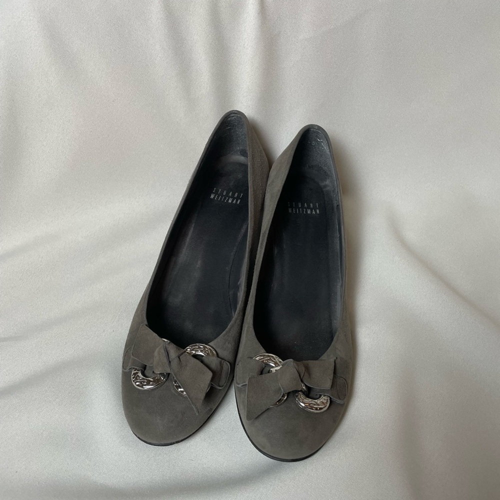 ποΈ Stuart Weitzman Gray Suede Flats β Womenβs Size 9 ποΈ - Picture 3 of 4